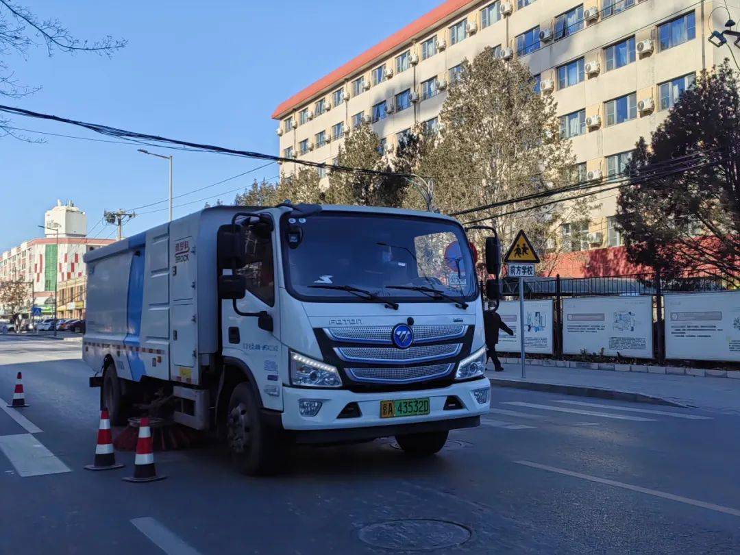 据赵文杰介绍,目前昌平区现有环卫保洁员4000余人,道路清扫保洁车辆