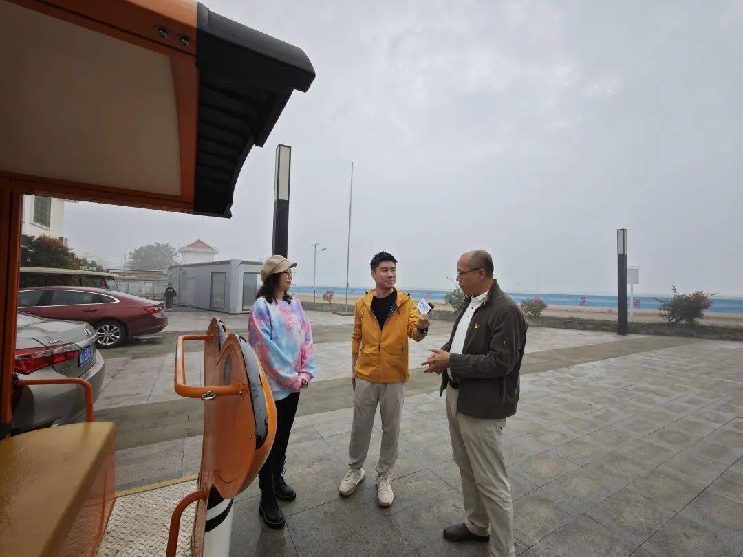 主播身后的就是此次房车游的"座驾"——上汽大通maxus rv80c出发前的