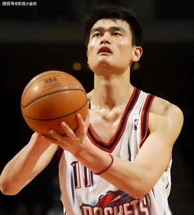 姚明检测核酸被网友偶遇,单手插兜身材发福,怒斥偷拍者引热议_生活_1