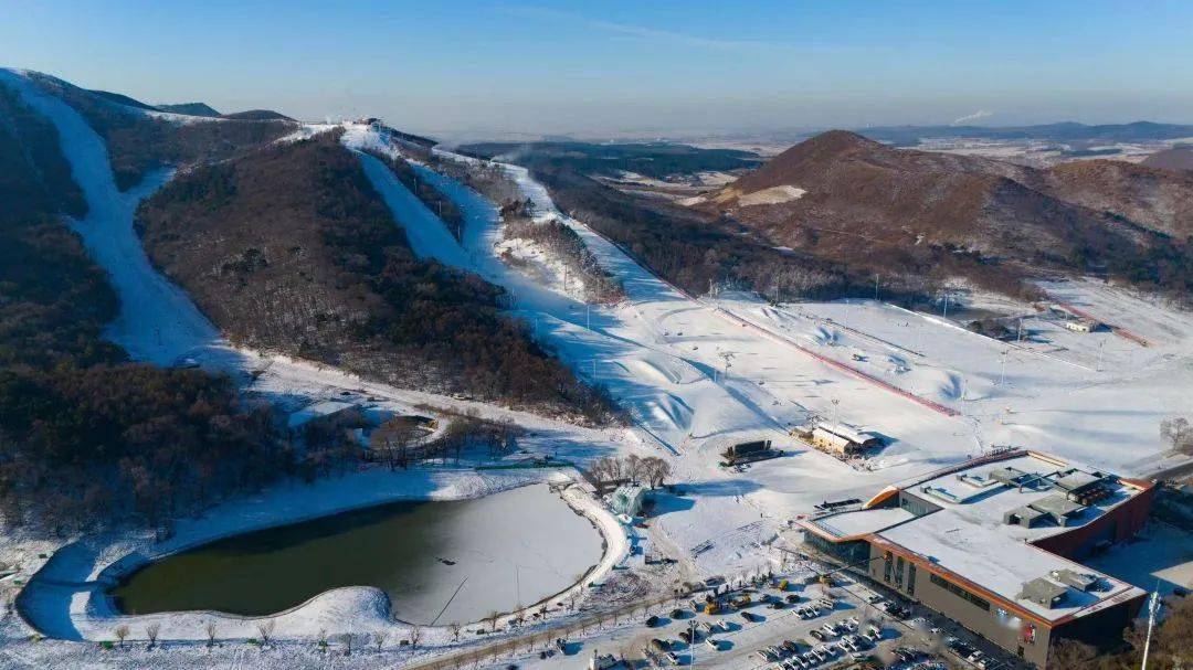 觀山宿是位於瀋陽東北亞國際滑雪場內的一間現代民宿,將現代與傳統