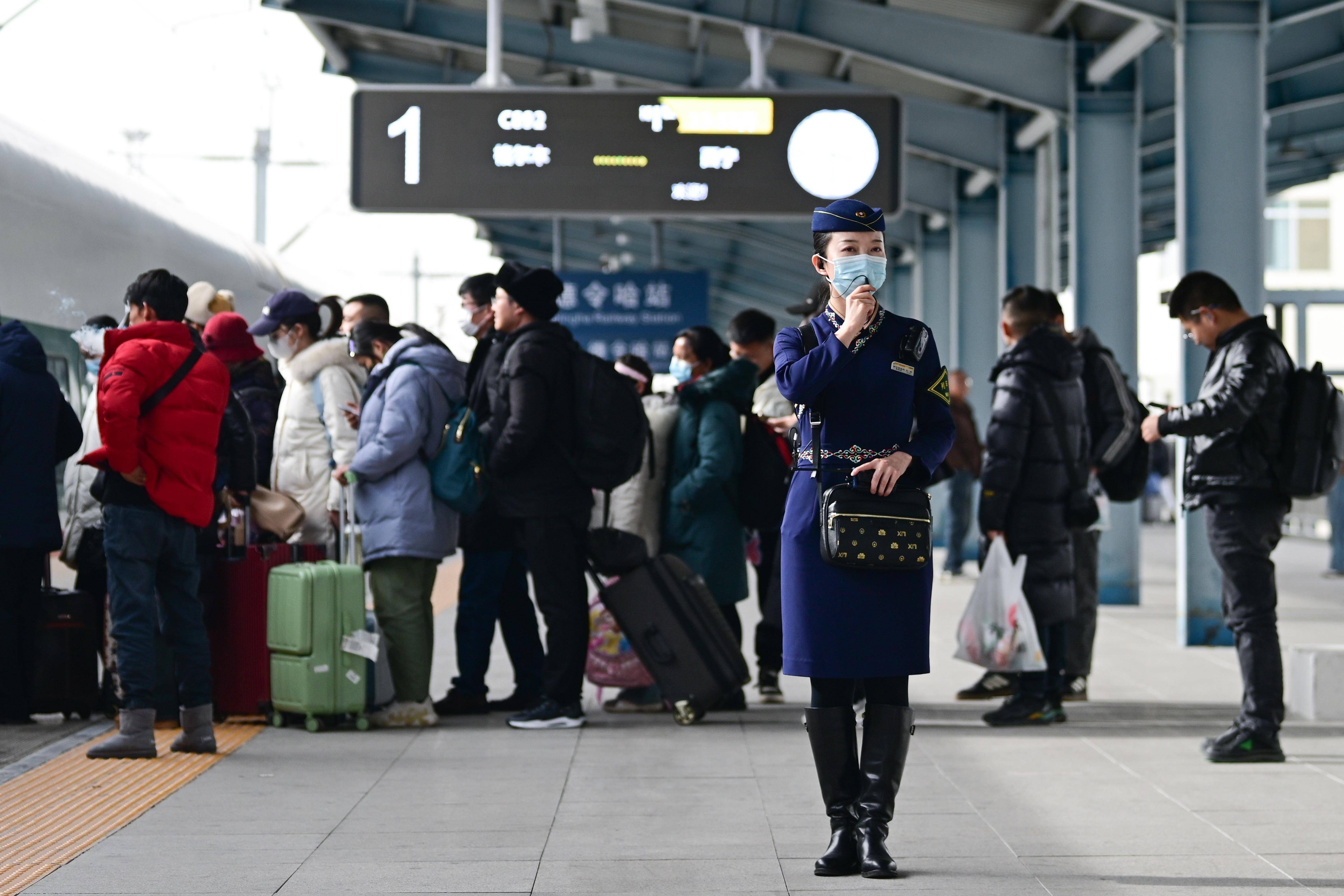 1月30日,中国铁路青藏集团有限公司西宁客运段动车队乘务员王璐在站台