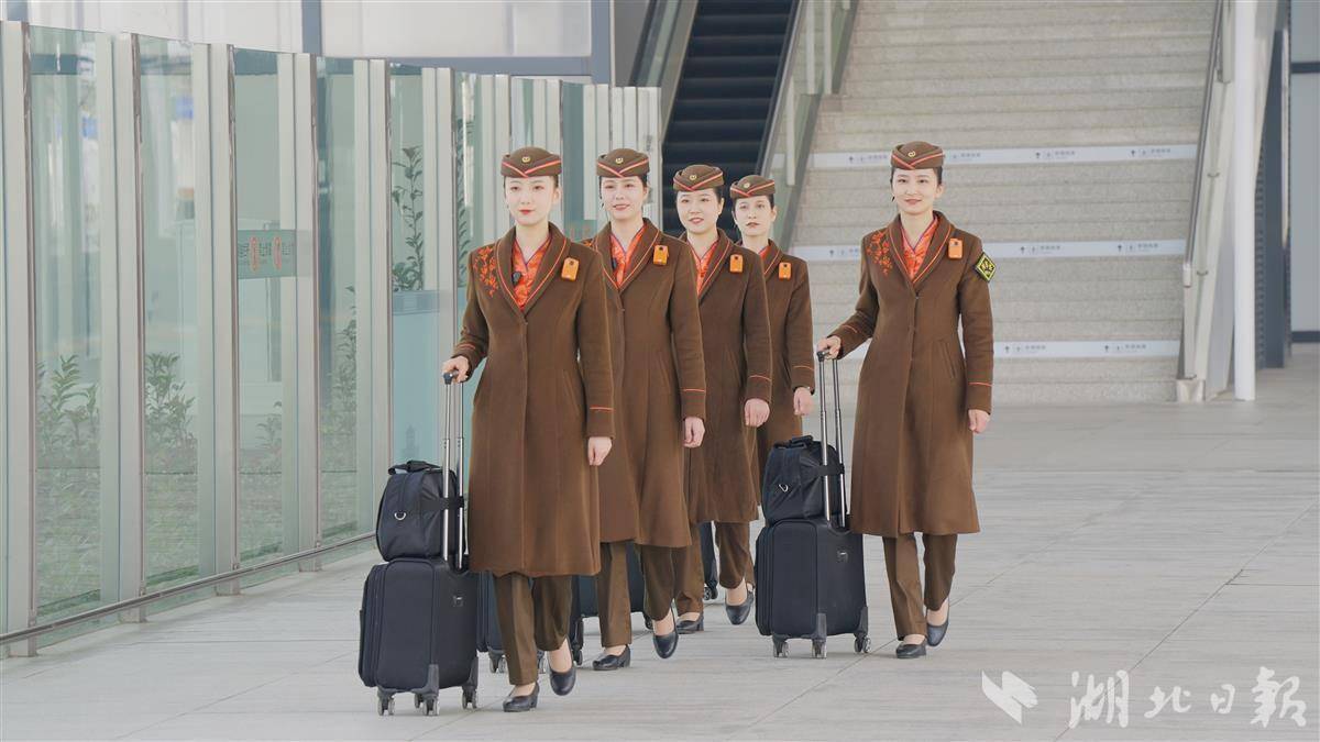 春运期间,铁路乘务员加强日常训练_李强_服务_客运段