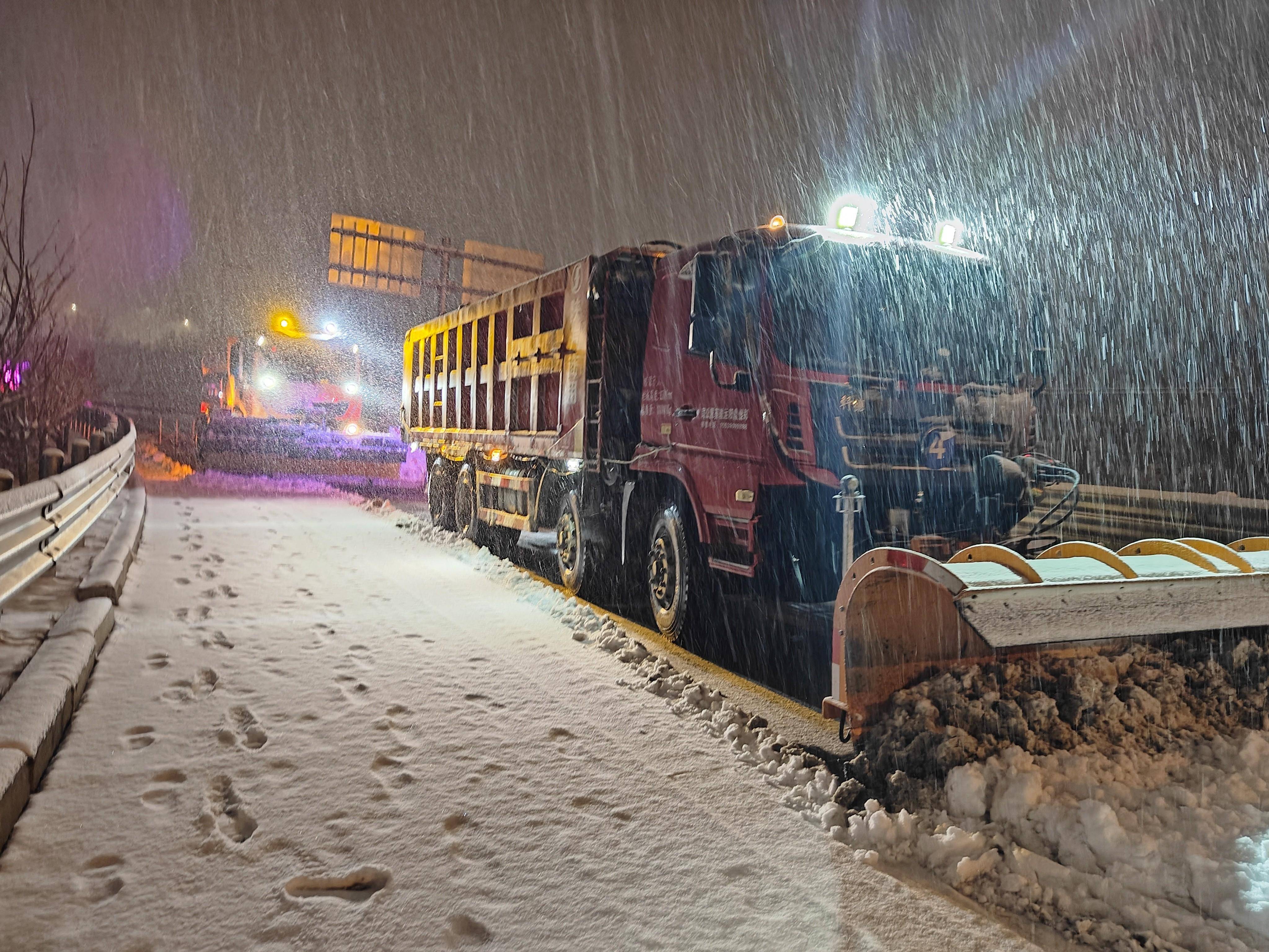 下雪封路照片图片