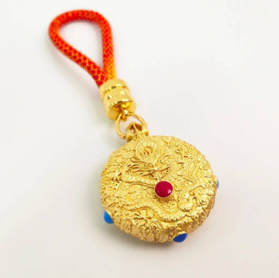 侧面装饰云纹,祥瑞如意,再点缀朱红,海蓝,明黄等中国色彩珐琅材质宝珠