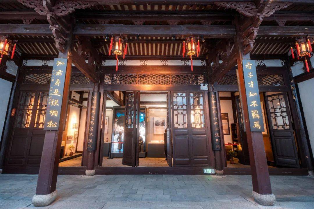 三坊七巷街区林觉民·冰心故居名城悦读仰望夕阳里的它,仿佛笼罩着一