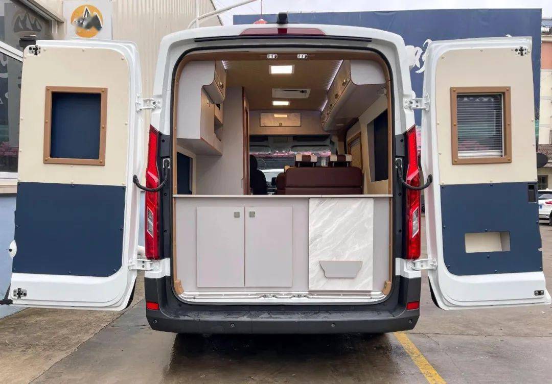 23 南京房车展丨不到20万 买v90 b型房车 阳光尚游大脸猫香不香?