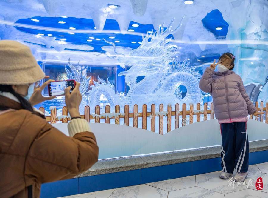 哈尔滨冰雕大师来沪献技，用创意和技巧雕刻奇幻冰雪世界