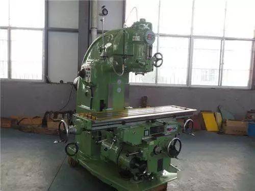 手分分钟被绞住,戴手套千万不要操作这种机器_铣床_作业_刀具