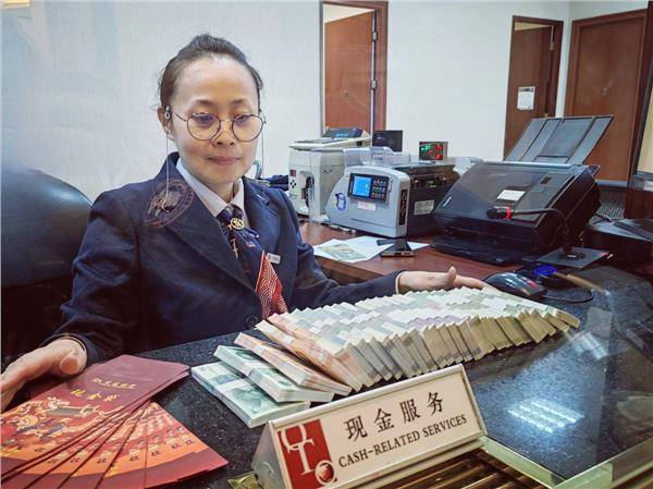 在交行北京金融大街支行,年过七旬的李奶奶正在兑换新钞,为小辈们准备