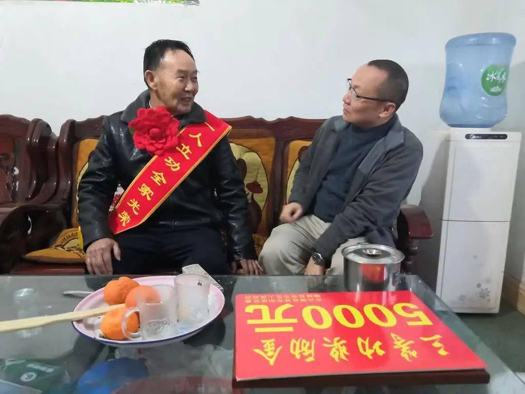 东区为3名"三等功"现役军人家属送喜报_部队_徐进_光荣