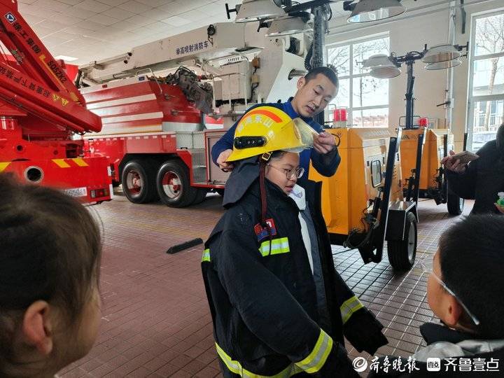学知识、包水饺，齐鲁志愿者与消防员一起过小年