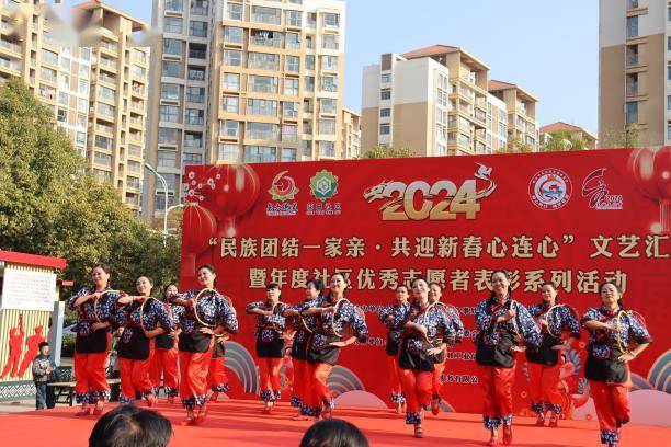 區文化館表演隊,社區文藝隊,合唱隊,轄區培訓學校和熱心居民身著盛裝