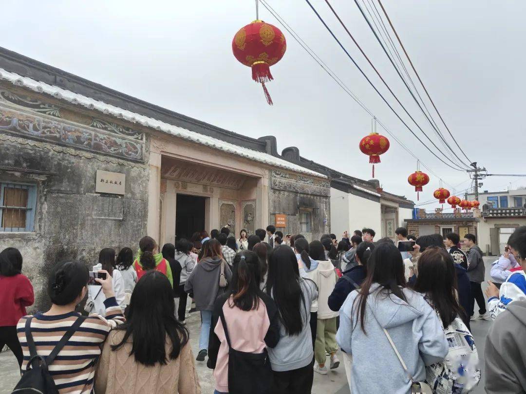 在成田鎮上鹽村,東鹽村,返鄉學子們沿著電影膠捲路,路過電影海報拼圖