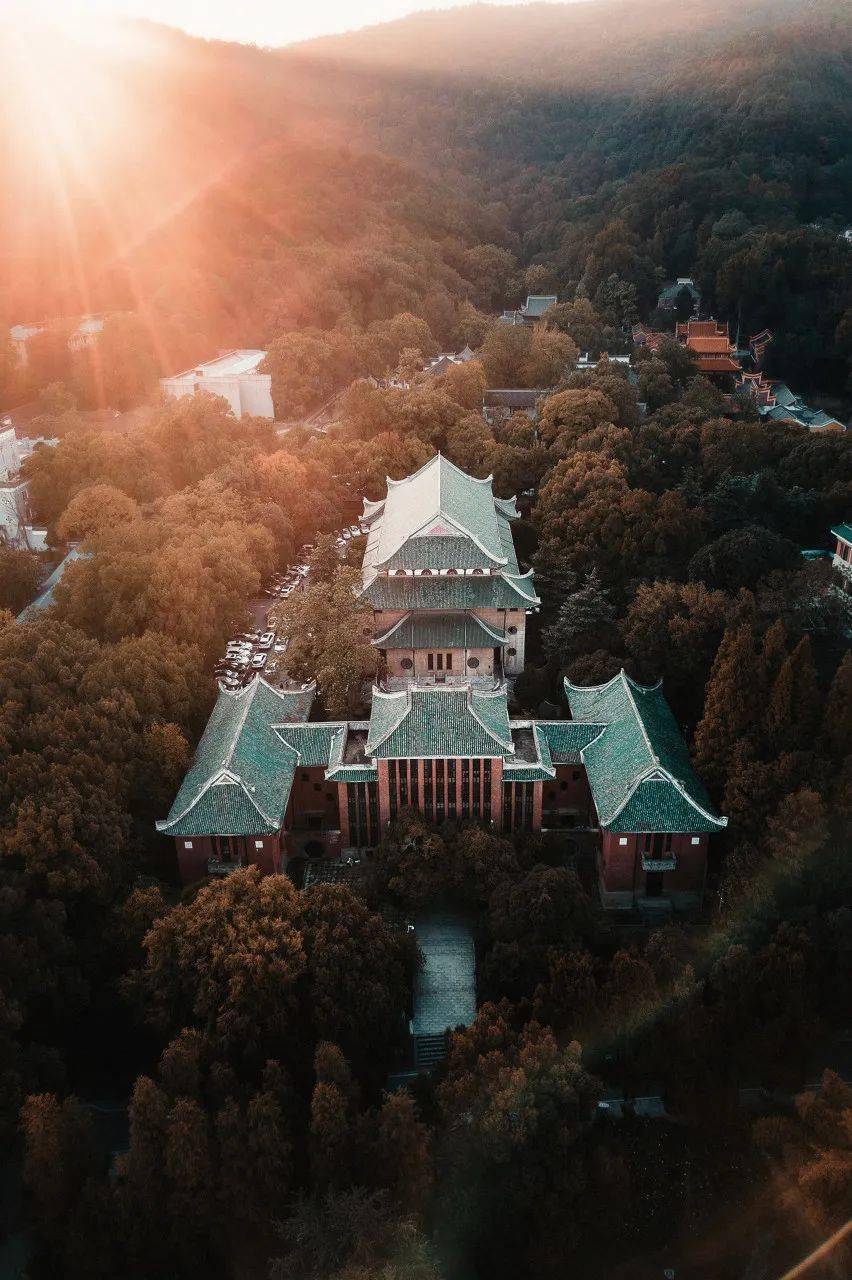 登高路直行一段距离就能看到岳麓书院湖大之所以能成为中国唯一的千年