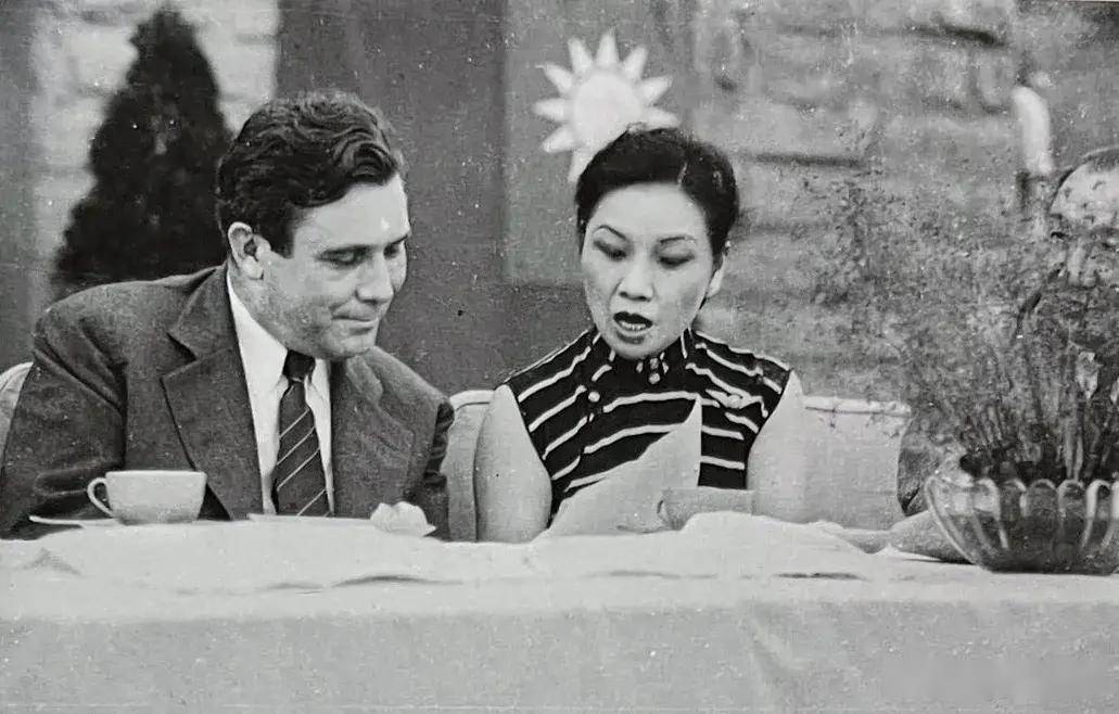 老照片:1942年10月4日,蒋夫人宋美龄欢迎威尔基茶会(344)