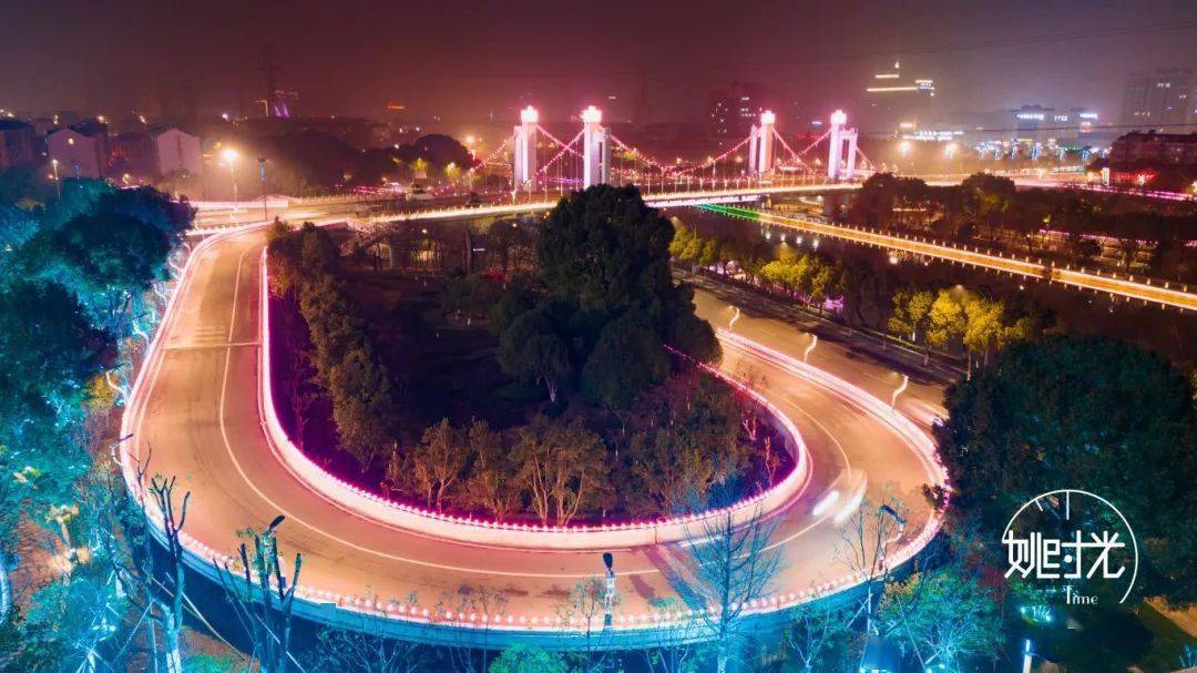 随着时间而变化的灯光,五彩缤纷,最良桥在绚丽的灯光下,南雷南路的