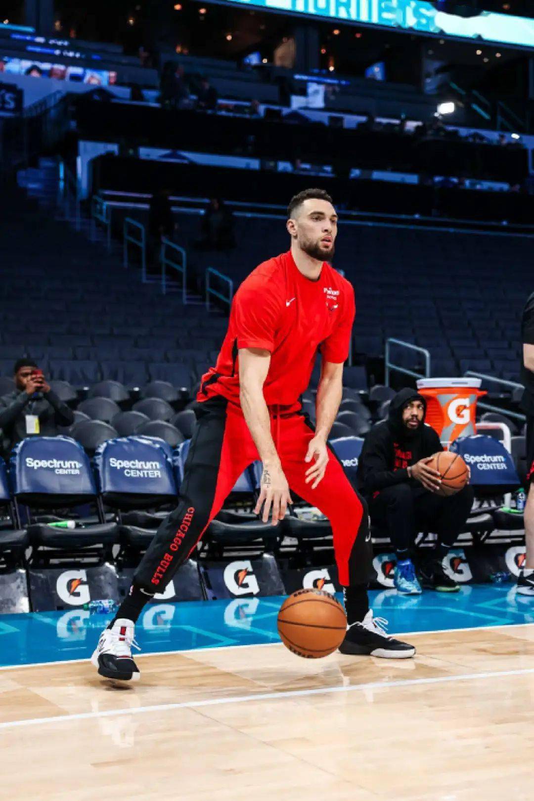 但new balance不清楚,拉文两次爽约安踏给球迷们心里扎了一根刺