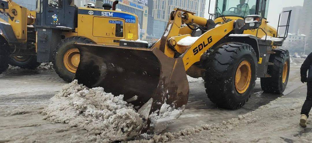 阜阳紧急调动约100台铲车!_积雪_路面_市民