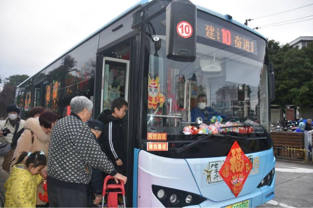 昨天(2月2号),桂林公交鸬路小子砂糖橘专车正式发车啦!