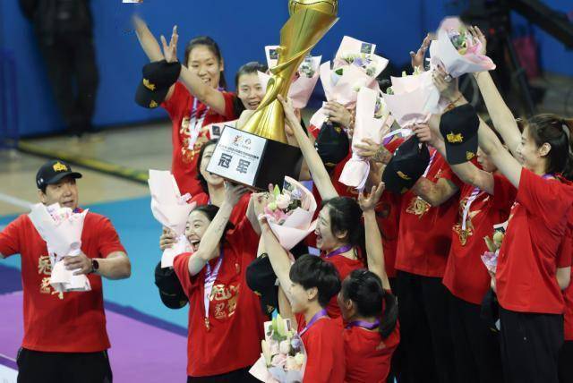 天津女排夺得队史第16座冠军奖杯 排超联赛五连冠_赛季_队伍_进攻