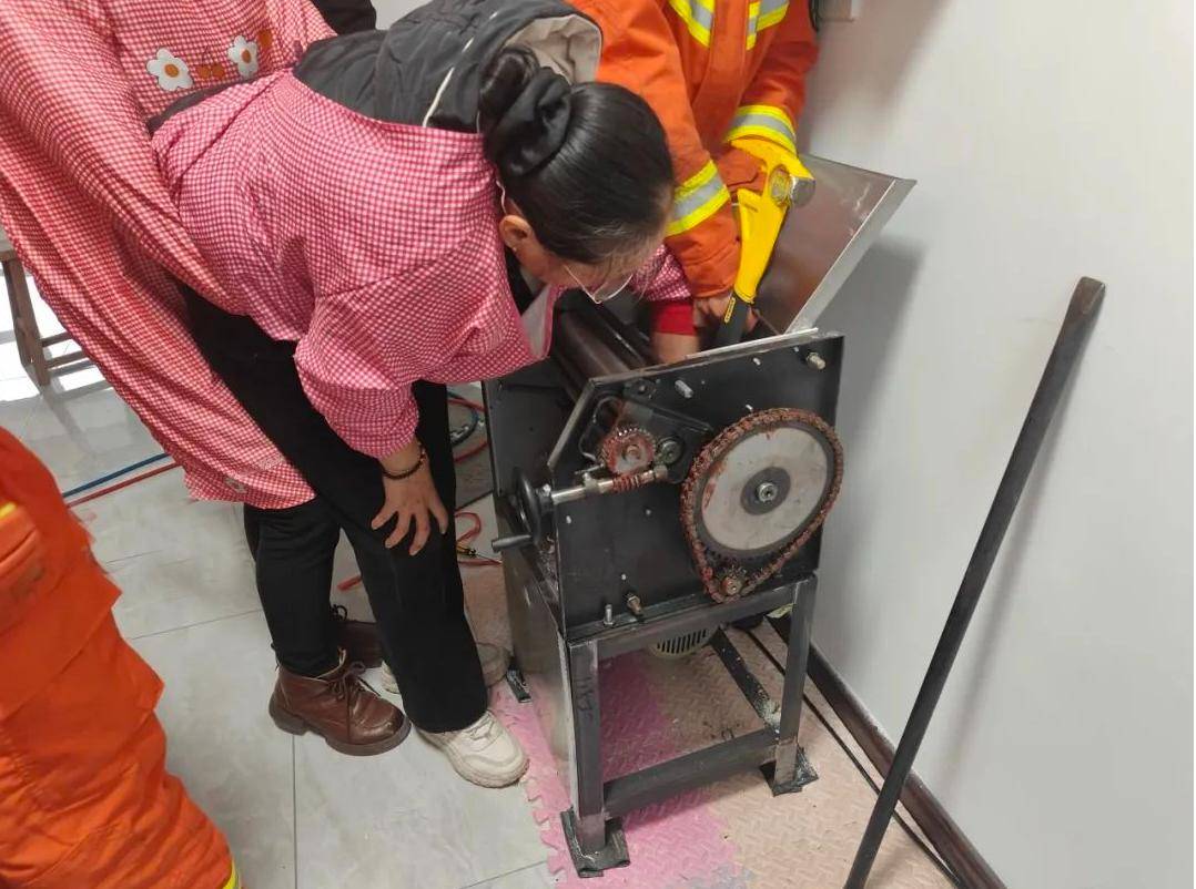 招远一女子手卡压面机,春节前要注意!_操作_救援_进行