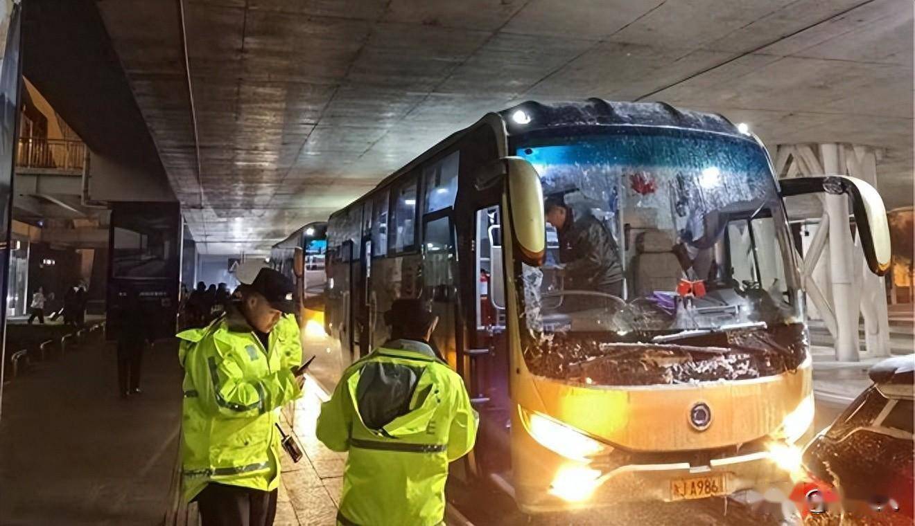 常德市道路運輸服務中心副主任吳希指揮疏運車輛有序接駁滯留旅客晚上