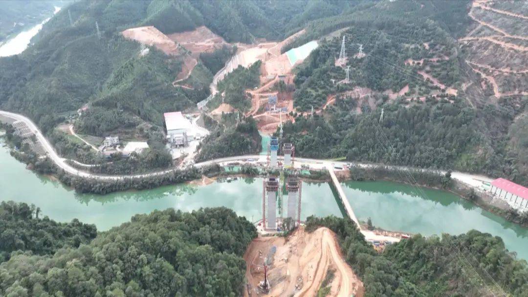 连贺高速公路黄洞大宁河大桥首个74米高墩顺利封顶!