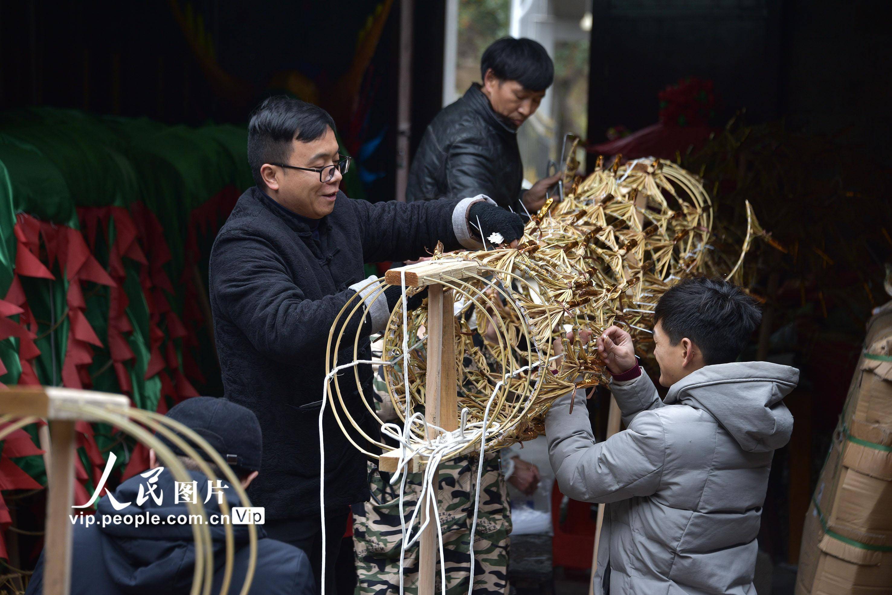 贵州印江 赶制龙灯迎新年