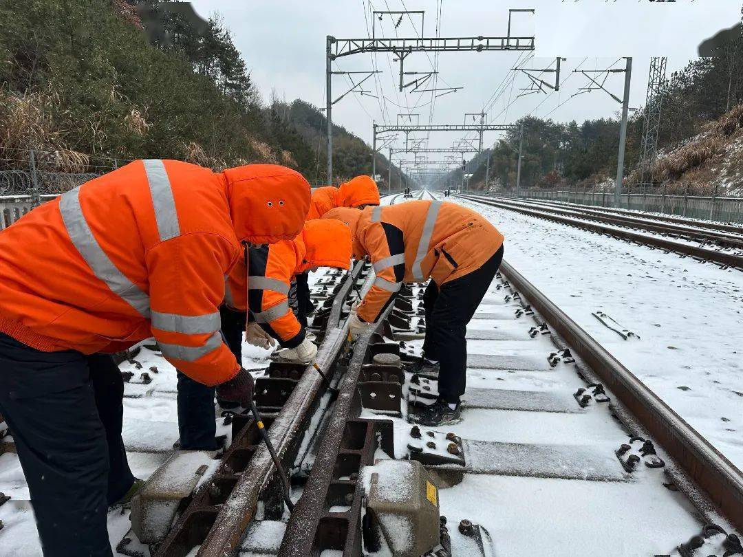 他們深深淺淺的步伐,印在了冰天雪地裡_旅客_列車_龐