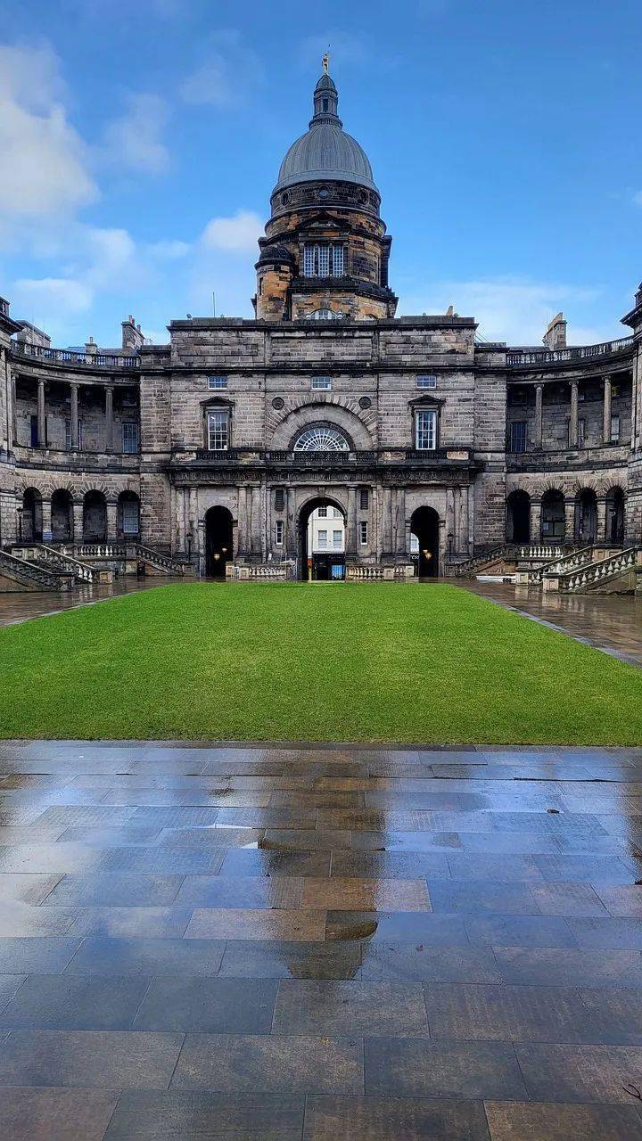以爱丁堡大学商学院为例,该院校曾在官网公布录取要求,比如70%会考察