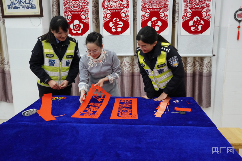 交警同行"等交通安全元素融入传统文化剪纸艺术形式中,一把剪刀一张红