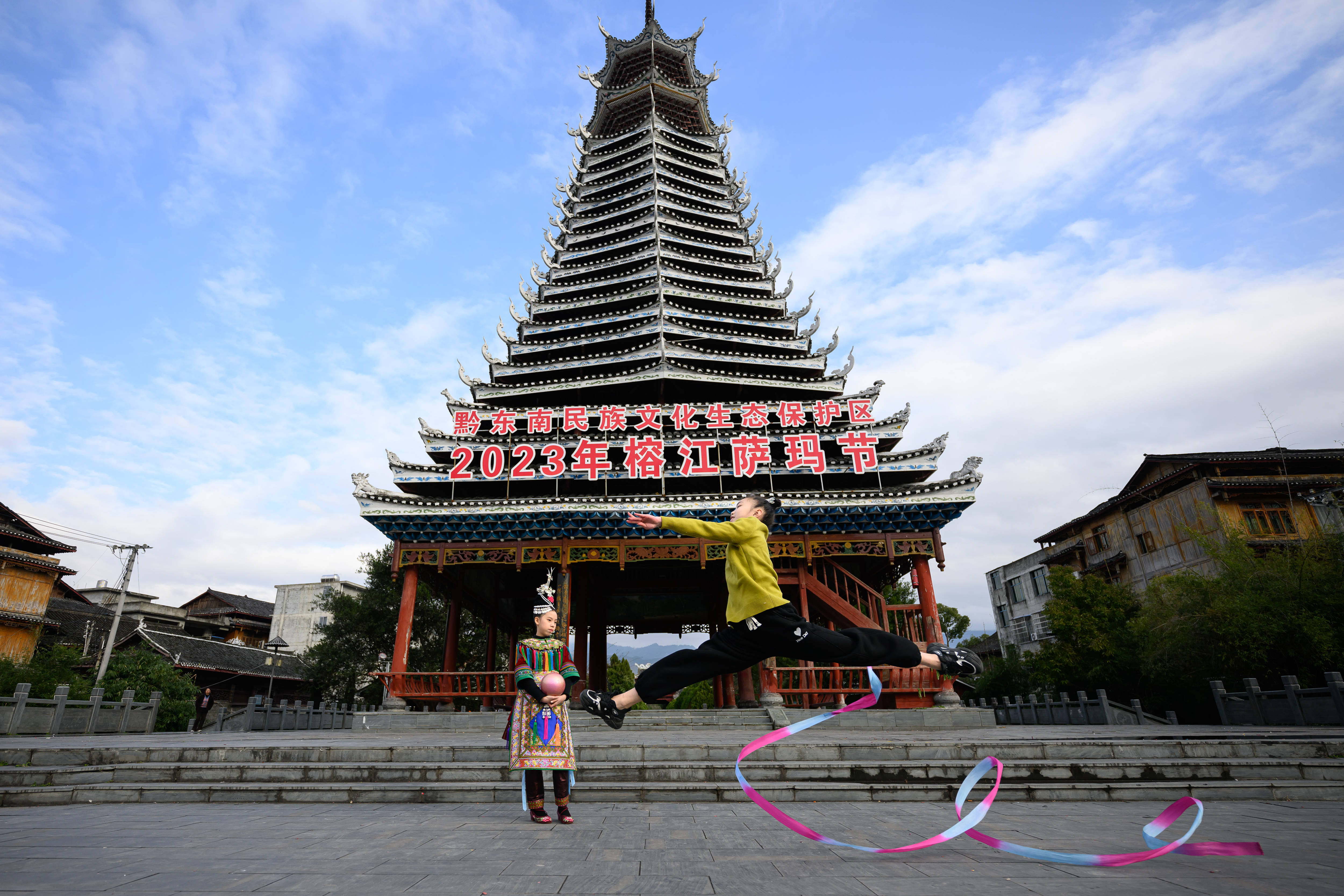 侗寨女孩追梦"村超村晚"_唐雨露_新华社_榕江