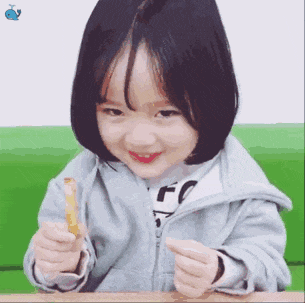 微信里的那个表情包女孩,长大后滤镜碎了一地…_凯莉