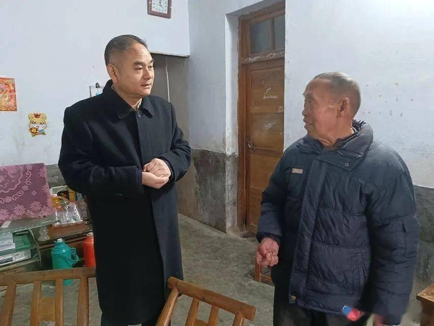 2月2日,谷城县委书记黄克立到石花镇白家堰村,苍峪村和施家湾村,看望