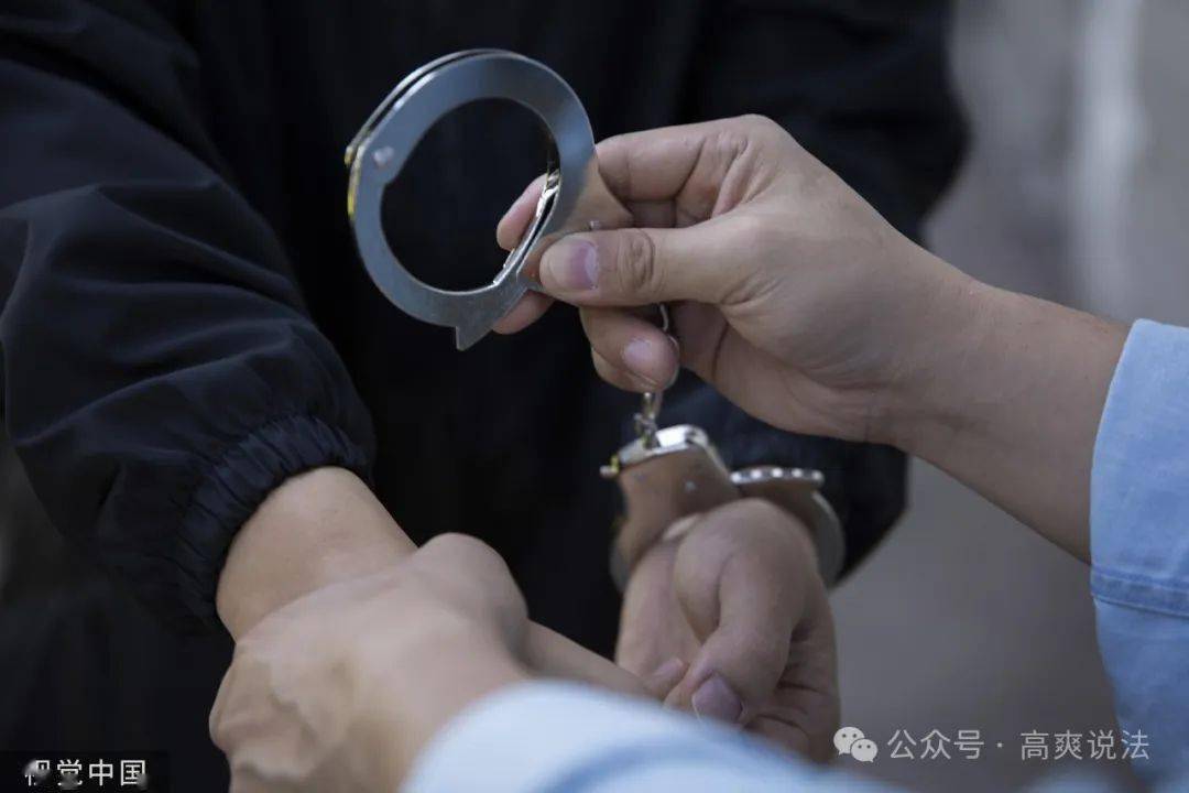 要求查房人员出示证件后被铐走?警方通报