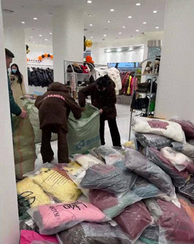 店老板定向捐赠灾区学生10万御寒羽绒服被中国邮政快递弄丢,仅能赔付