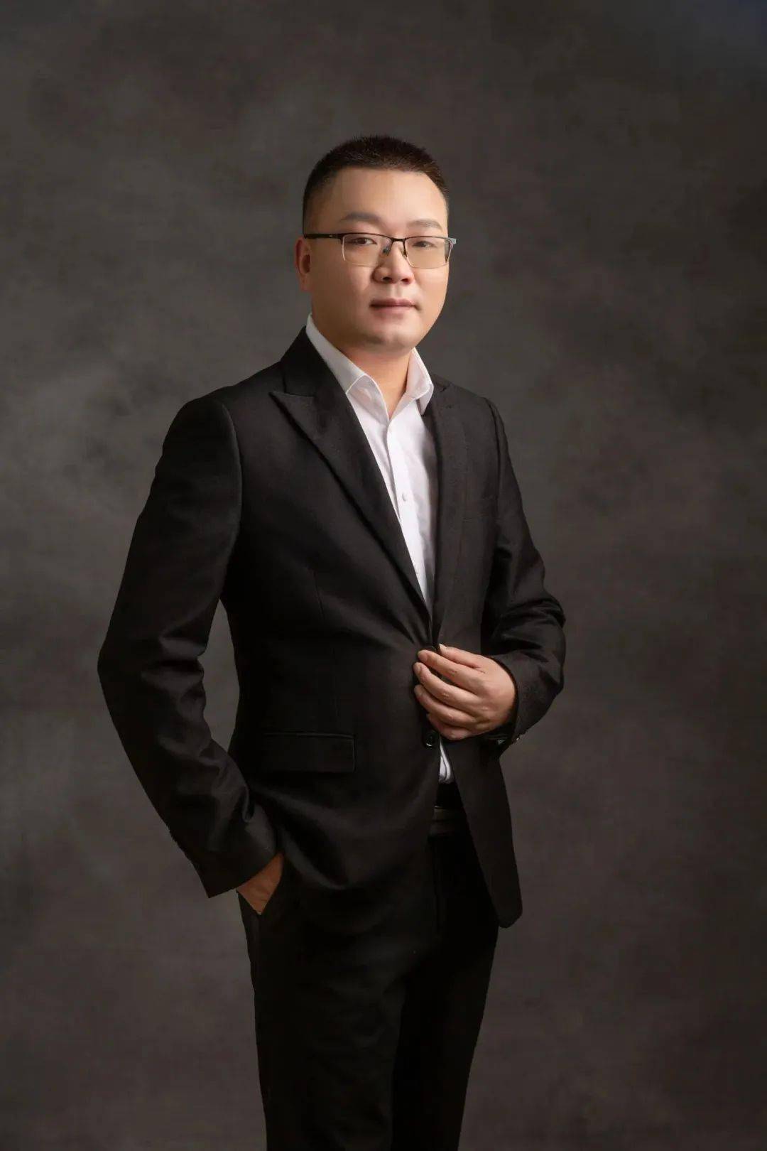 朱金龙重庆市树人互联网信息咨询有限公司总经理向 倩渝澳控股有限