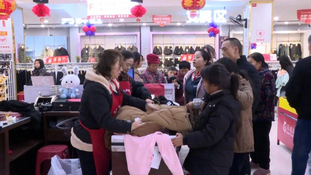 "过年了,给自己安排一套新衣服,希望自己接下来的一年能顺顺利利,开开