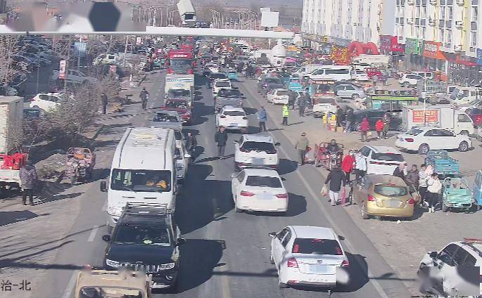 农村市场附近出现的违法停车,逆向行驶,车辆占道等典型交通违法行为