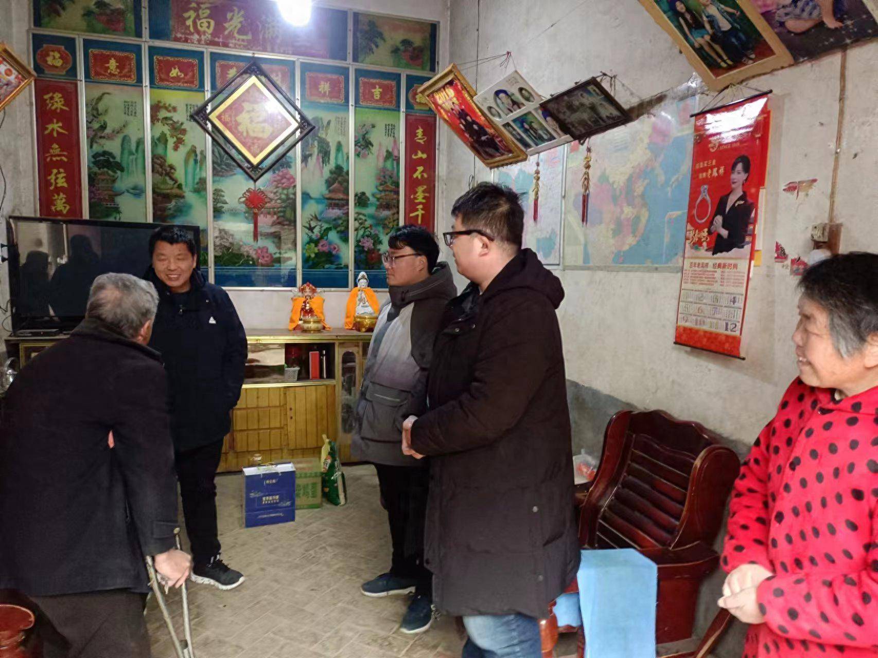 镇平县侯集镇:小镇涌动爱心潮_家庭_慰问金_物资