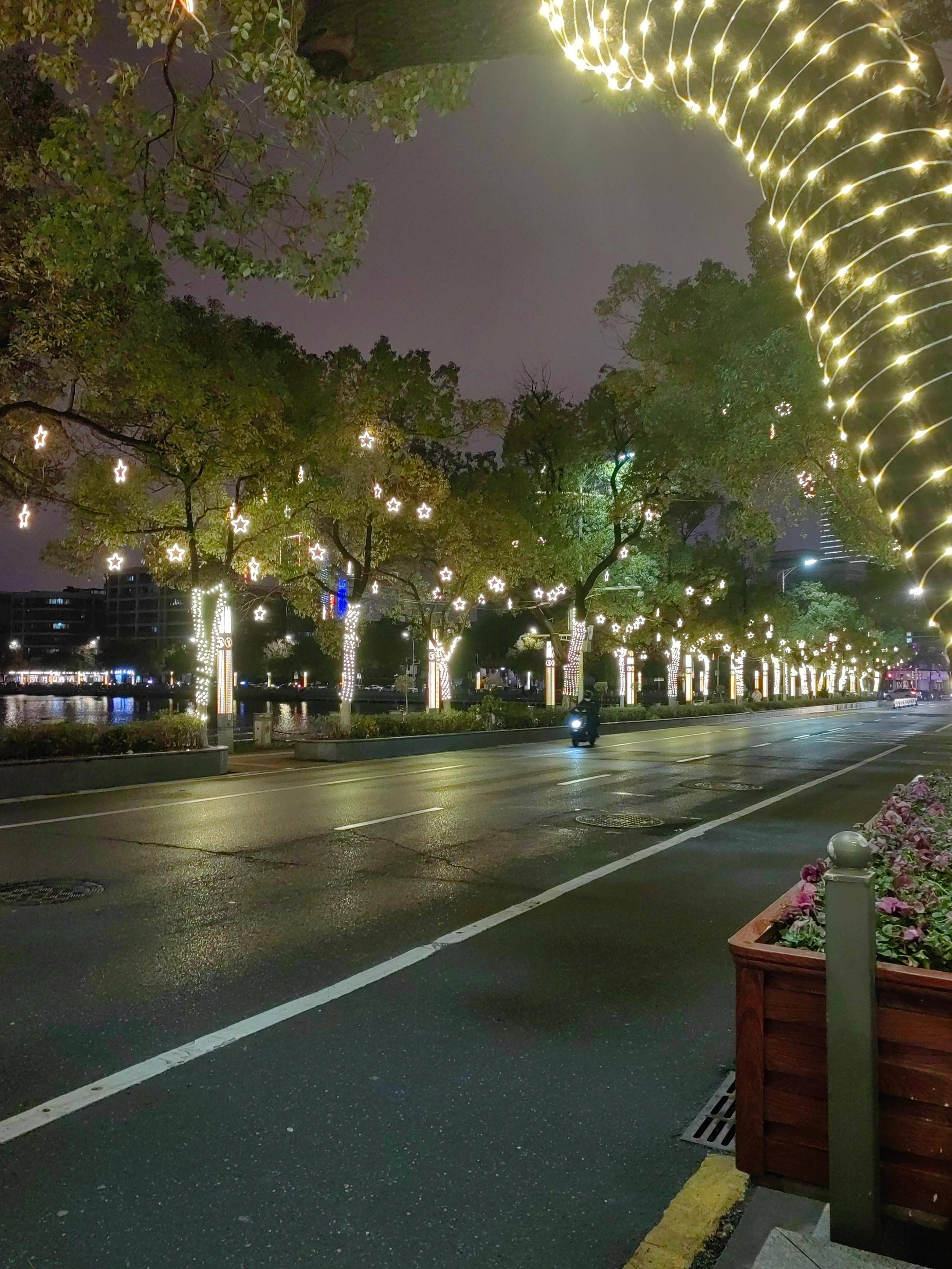 探访南昌街区景观照明品质提升工程:从"手可摘星辰"的星星灯到文化