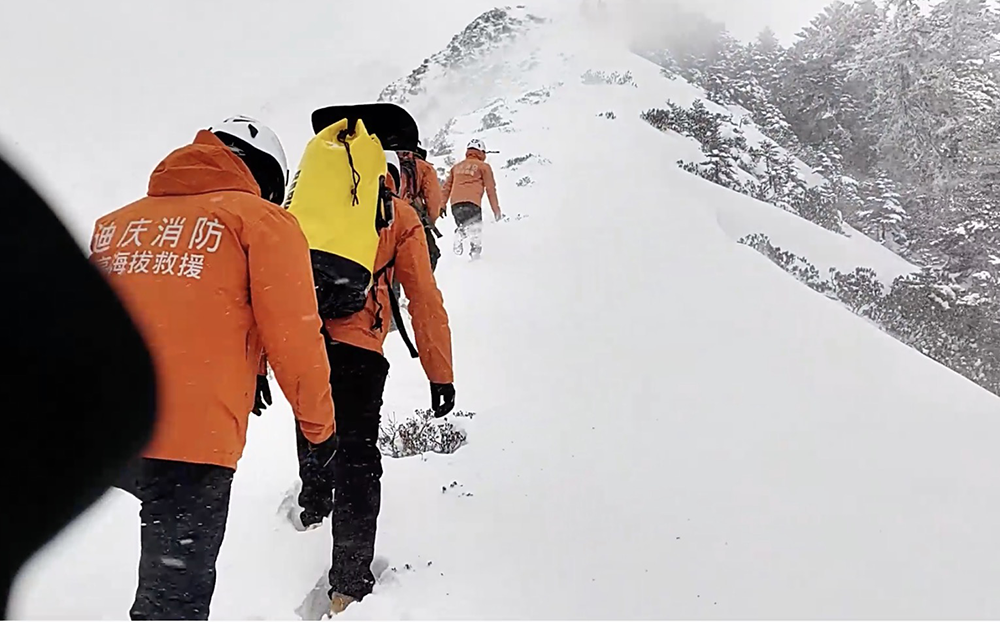 两游客被困梅里雪山“虫草线”，迪庆消防-27℃中极限救援（梅里雪山搜救灵异事件）