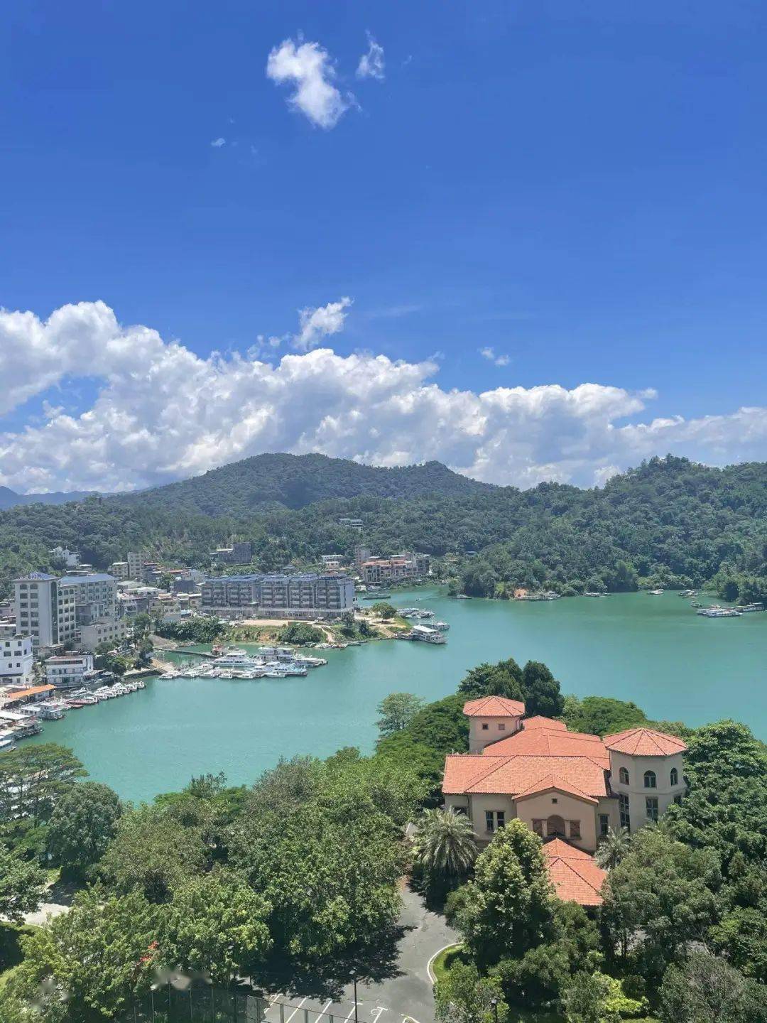 在这里带娃尽情饱览秀美的湖光山色万绿湖美思威尔顿酒店坐落在人称