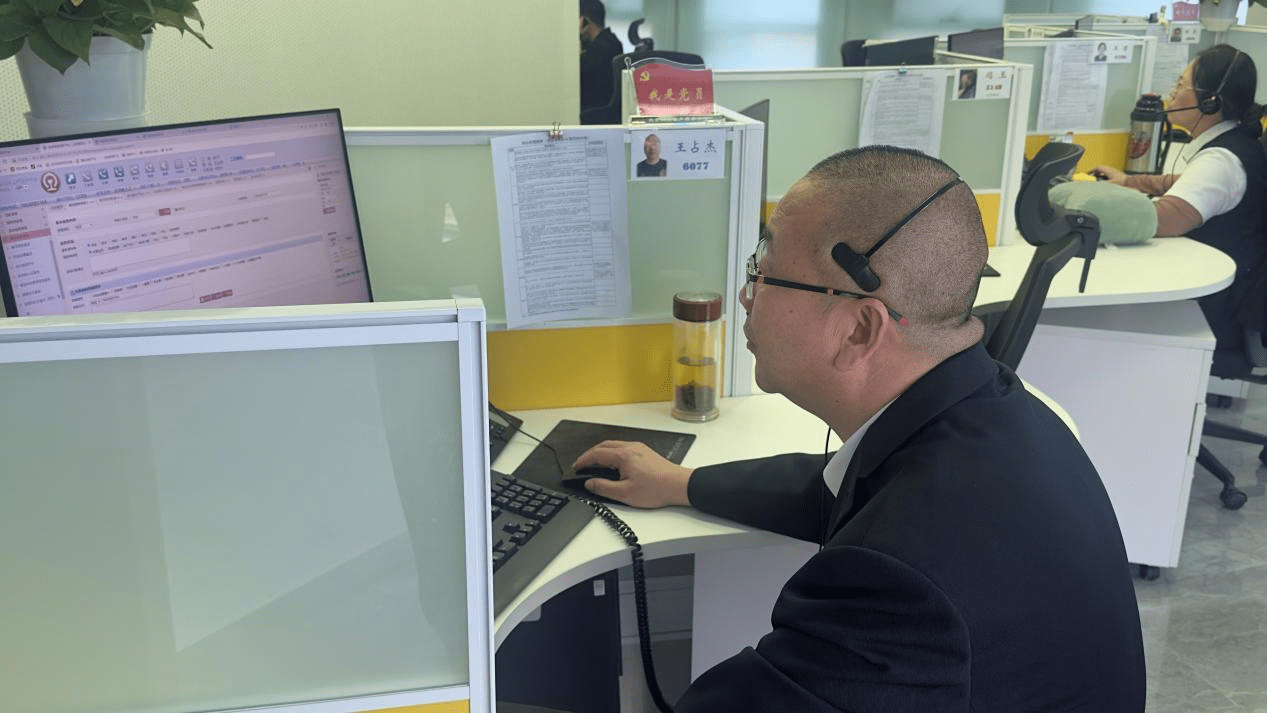 新春走基层|12306热线电话:一端是归途,一端是坚守_王占杰_旅客