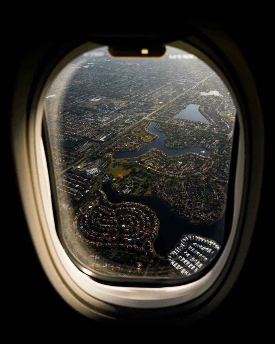 坐飞机拍照为啥拍不清? | 摄影早自习第2257天