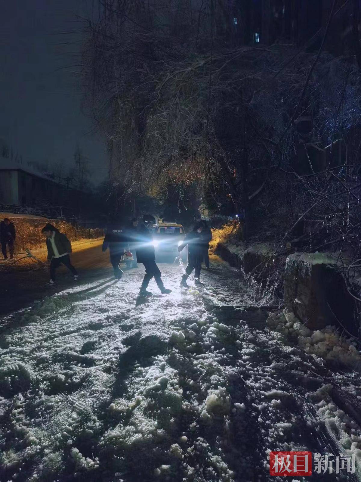 战冰雪护平安！武汉洪山区和平街道全力做好恶劣天气防范应急工作 路面