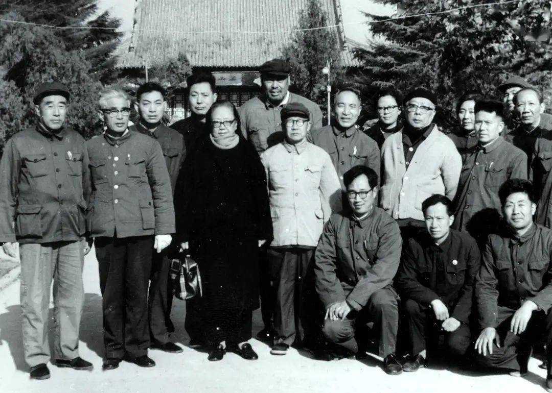 1979年11月,李一氓(二排右三)与夫人王仪(一排左三)到淮阴与老同志