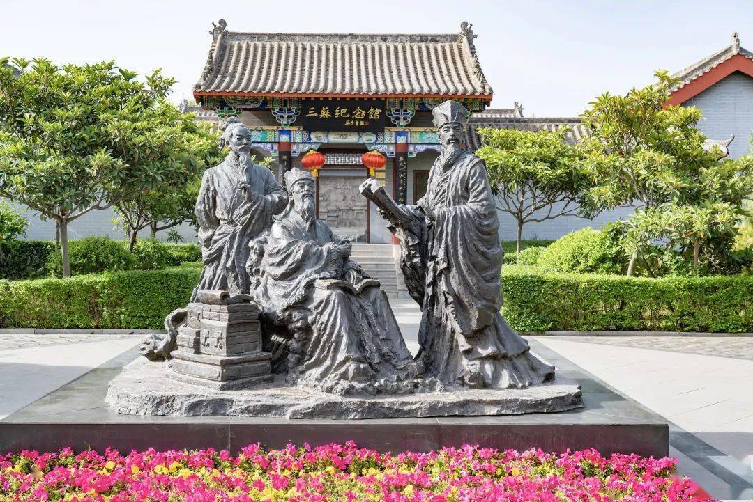 中国河南郏县三苏坟三苏园三苏雕像.