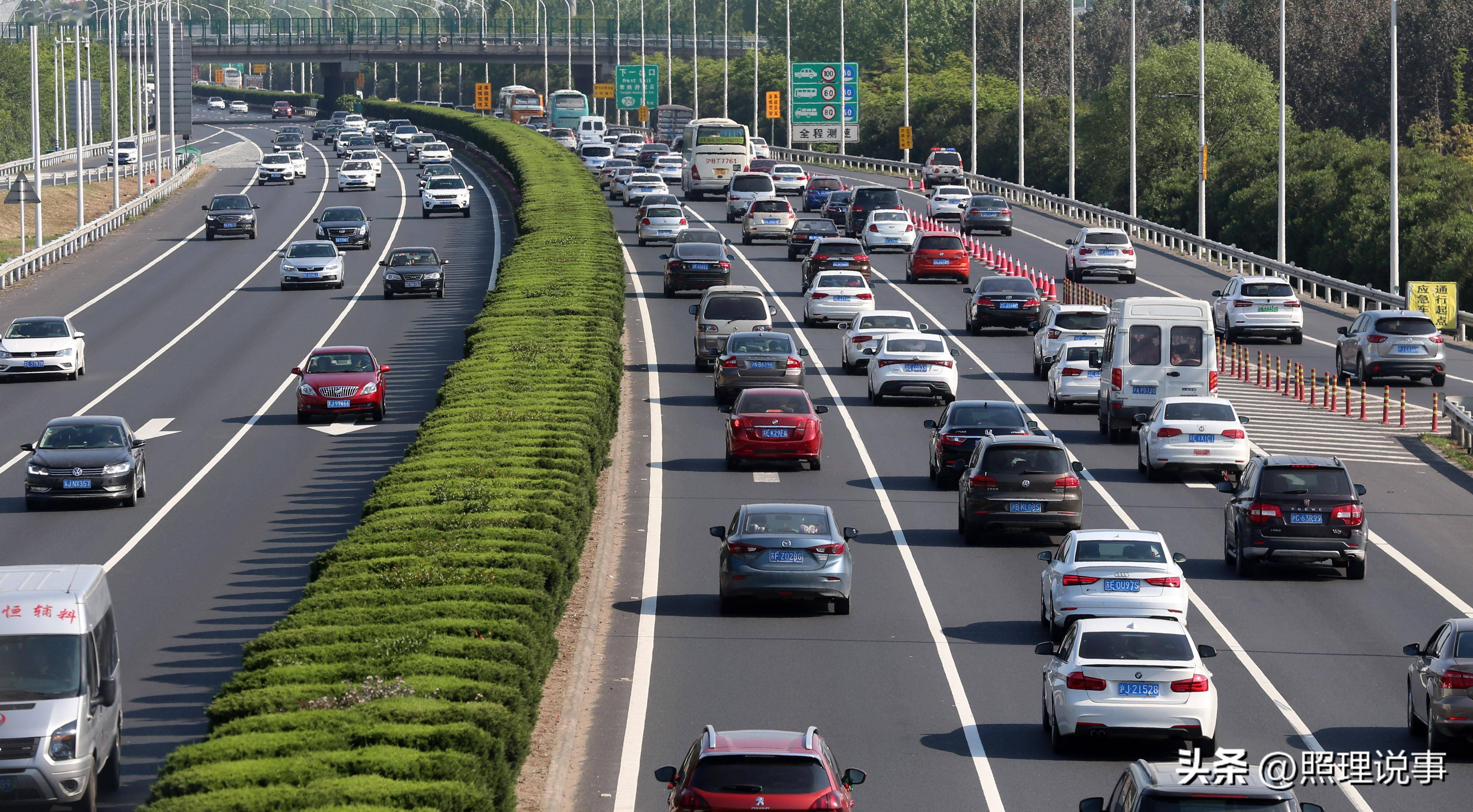 春运高速大堵车,农民卖热乎泡面10元一份,究竟算不算趁火打劫?