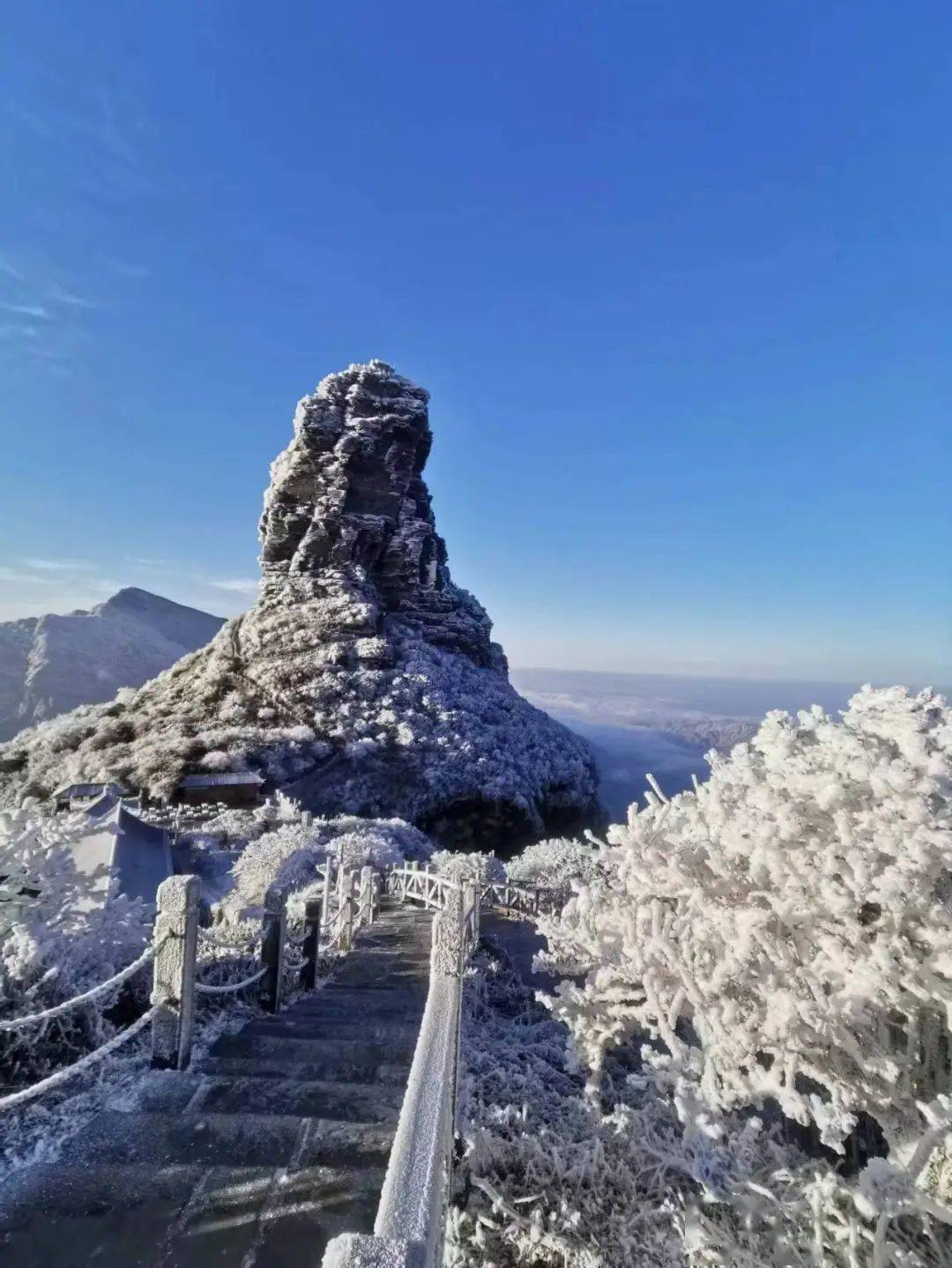 标志性景点有红云金顶,月镜山,万米睡佛,蘑菇石,万卷经书等,有华山之